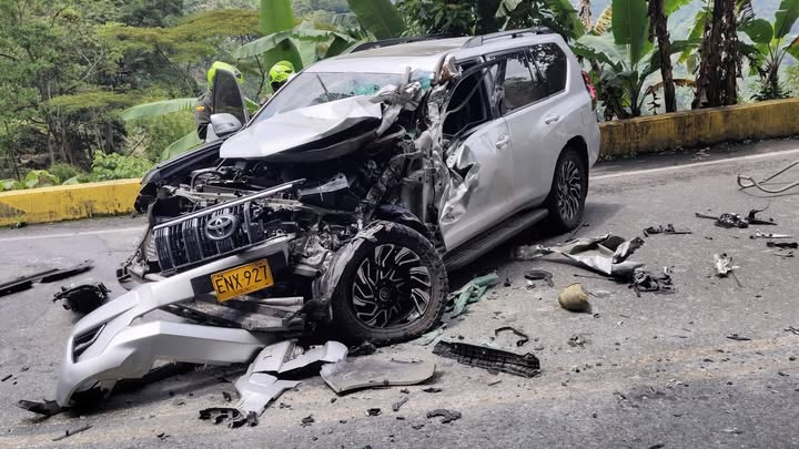 1 de marzo Accidente en la vía Cajamarca - Ibagué entre una camioneta y un tractocamión