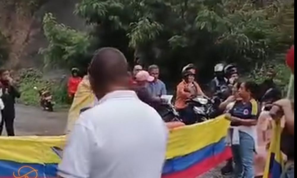 A esta hora se encuentra cerrada la movilidad via LoboGuerrero Buenaventura por la comunidad de Dagua La hora de apertura es incierta