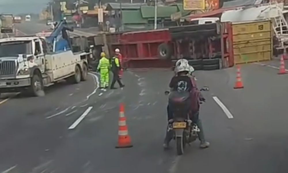 A esta hora se presenta volcamiento vía Chinauta Silvania No se tiene conocimiento del estado del conductor