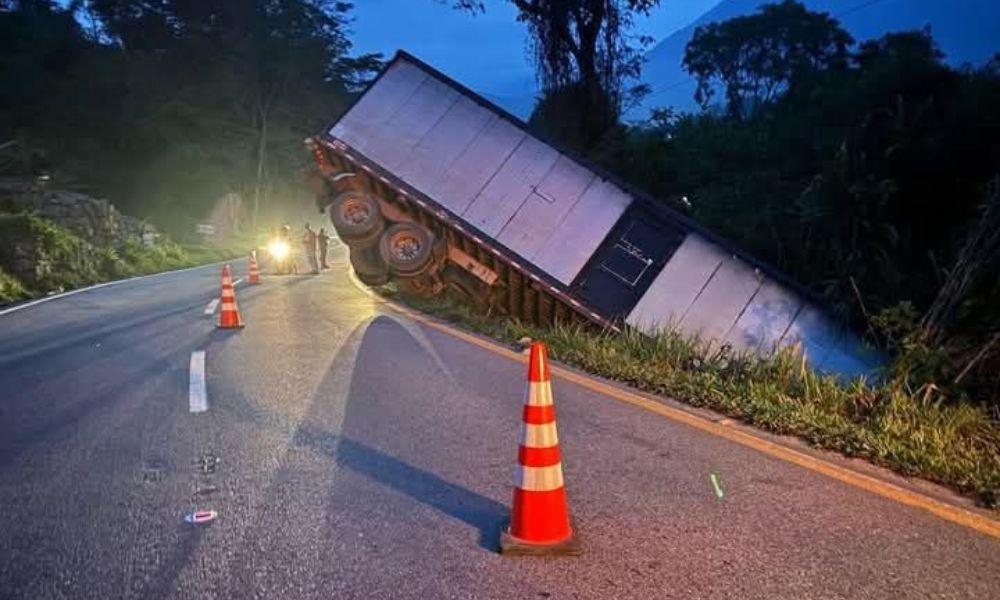 Accidente en la vía Cúcuta Pamplona Tractomula volcó tras perder el control