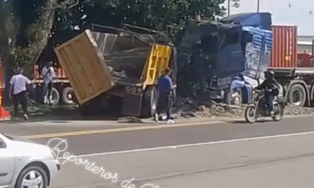 Accidente entre volqueta y tractomula en el sector de La Estación en La Tebaida afecta la movilidad