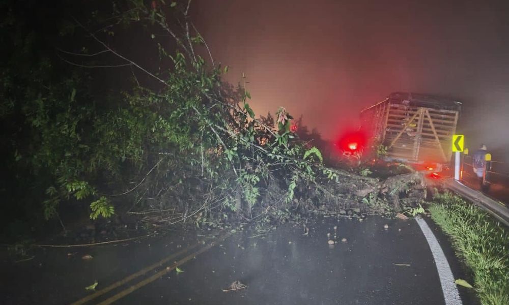 Apertura con paso a un carril en el Km 66+650 vía Manizales - Fresno