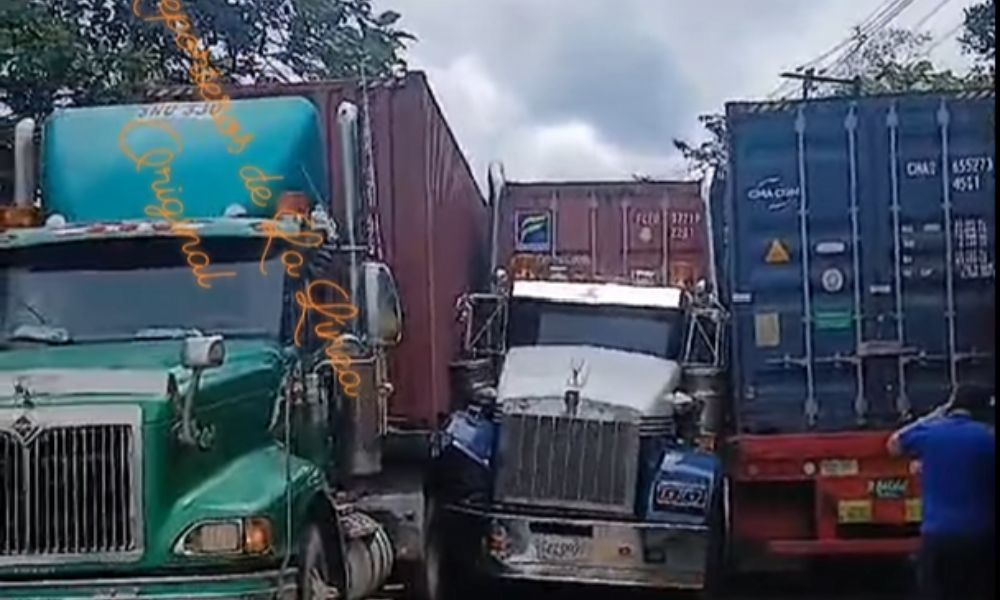 Choque entre tres mulas cierra la vía en el sector El Román