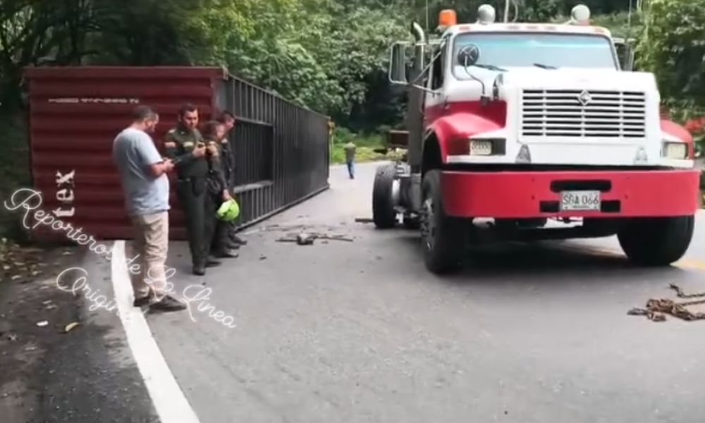 Cierre de vía Cajamarca Ibagué por caída de contenedor