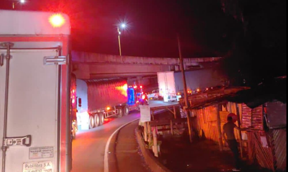 Congestión vehicular en la vía Calarcá - Cajamarca por accidente en el sector del Tigre