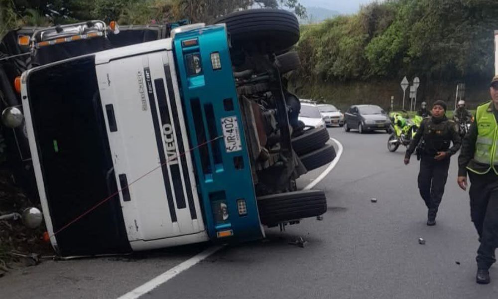 Congestión vehicular en la vía La Ye El Caimo por volcamiento