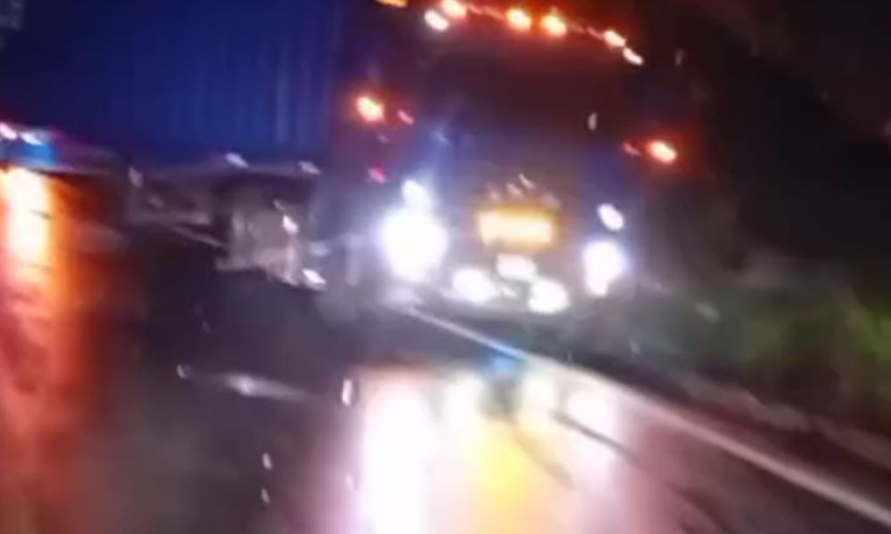 Fuerte congestión vehicular en la vía Ibagué Cajamarca por reguero de ACPM