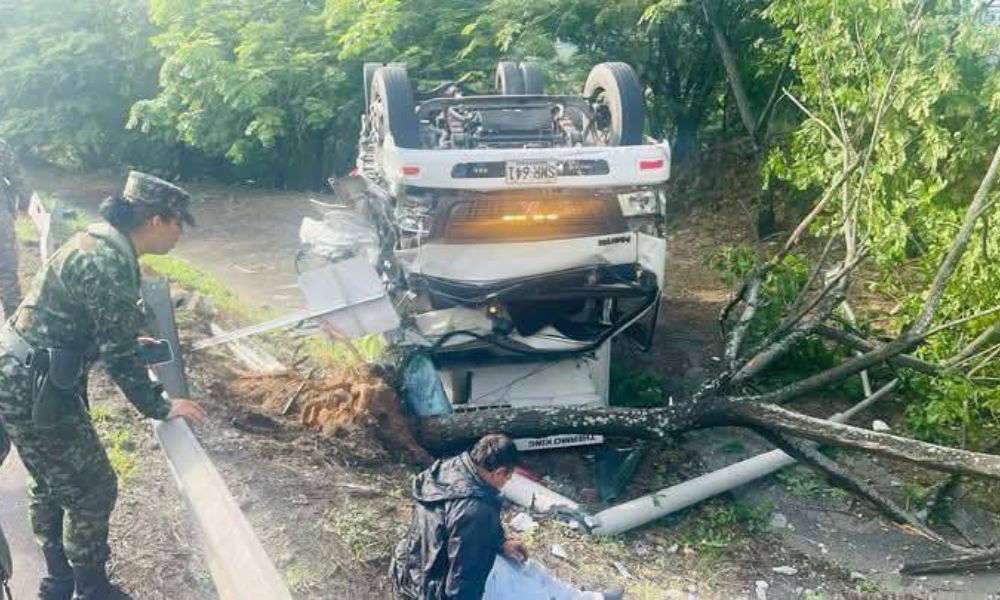 Impactante accidente en la vía Melgar Girardot Soldados de Tolemaida auxiliaron a los heridos