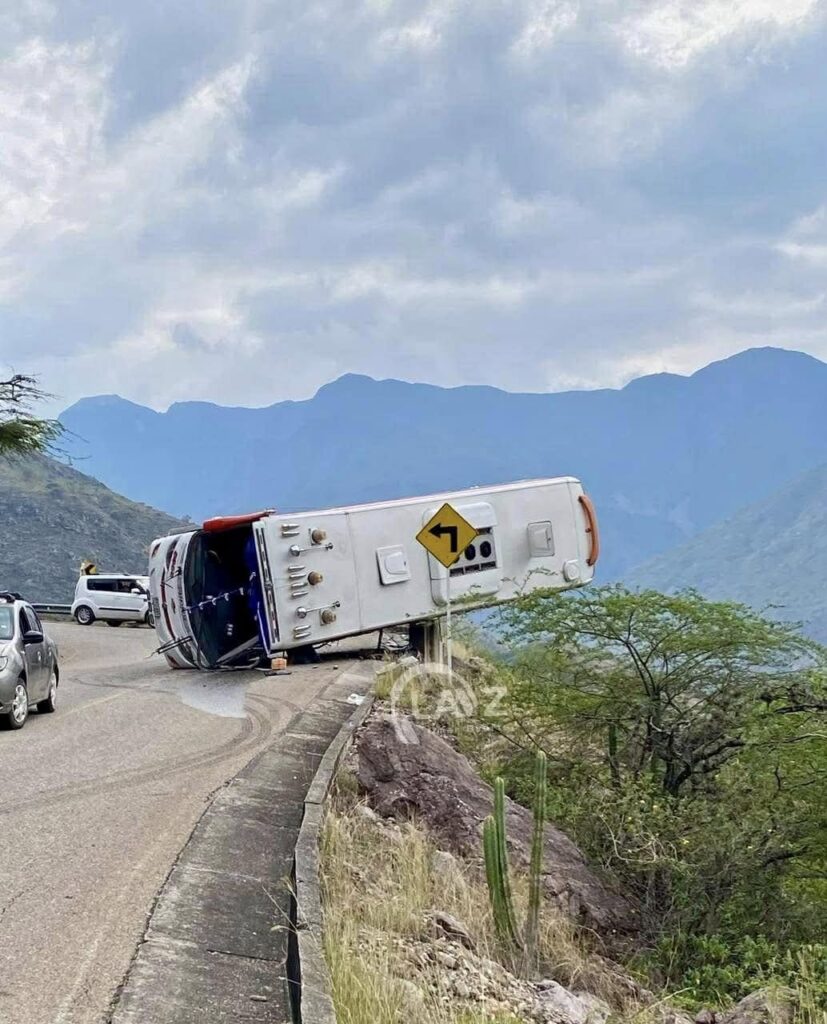 Pasajeros se salvan de milagro en accidente de bus en la vía Zapatoca - Girón