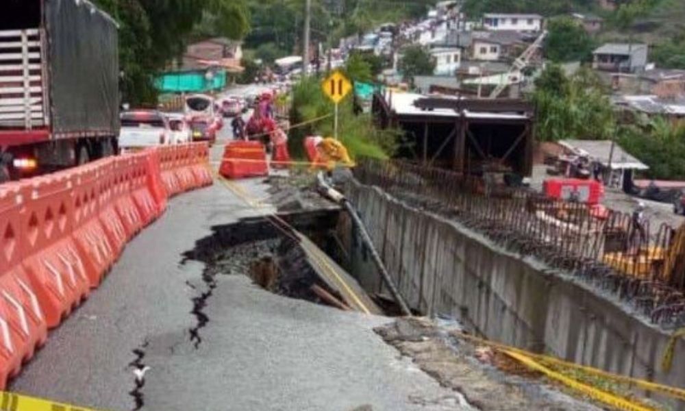 Pérdida de banca vial en la vía Armenia Calarcá