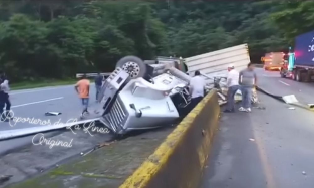 Se presento accident3 via Buenaventura Cali en el sector de La Laguna El compañero fue sacado del vehiculo pero falleci0