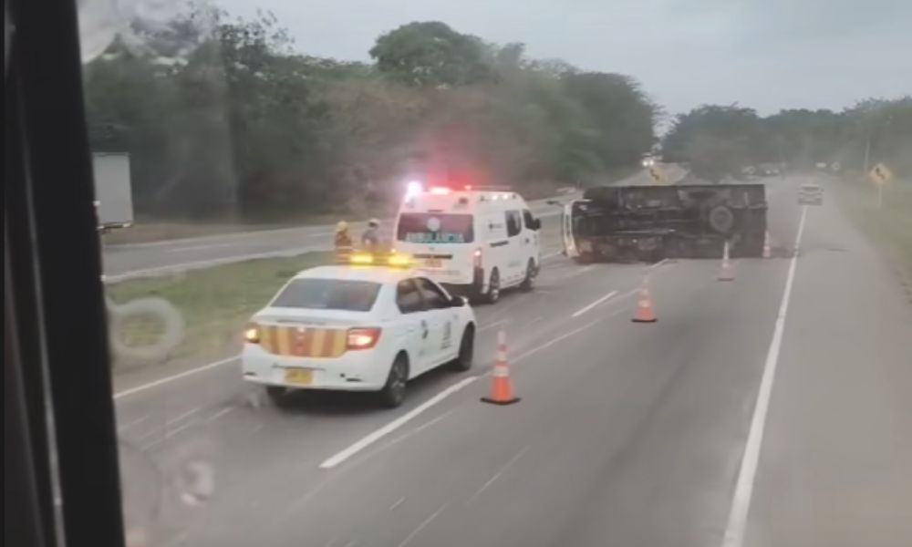 Turbo volcada en la vía Norean - La Costa
