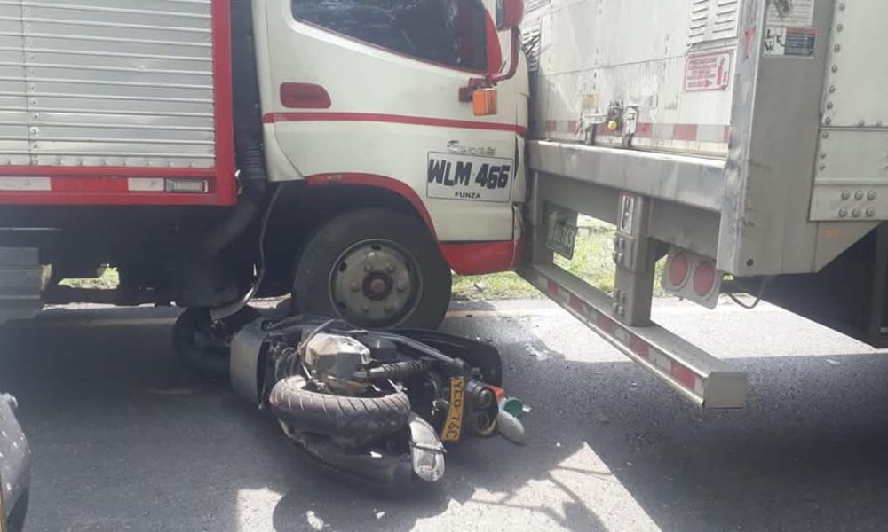 en la vía Melgar Vehículo de carga arrolló a motocicleta, hay dos heridos