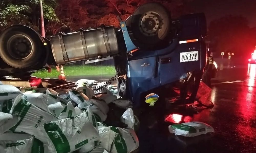 esta madrugada se presento Volcamiento de tractocamión en la vía Ibagué - Gualanday 🚨