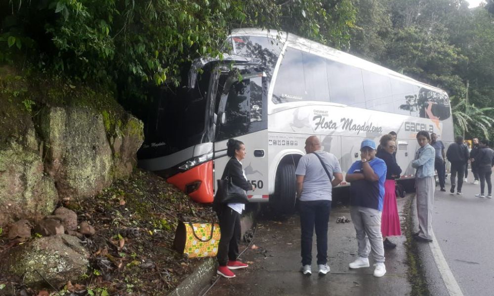 Accidente en la vía Guaduas Honda tránsito afectado en el kilómetro 23