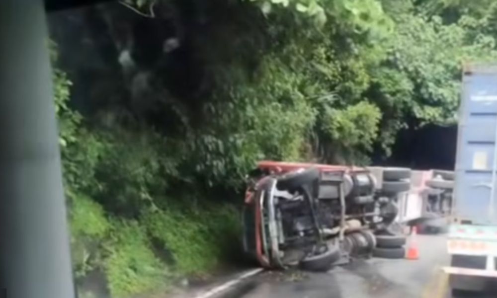 A esta hora se presenta un volcamiento en la vía Cajamarca