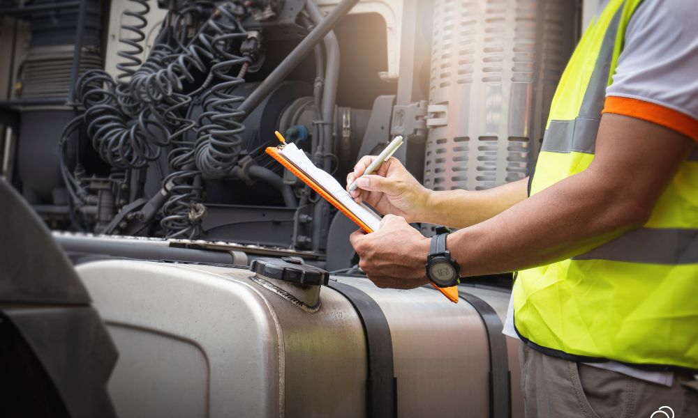 Cuándo y cómo hacer revisiones básicas de mantenimiento en el camión