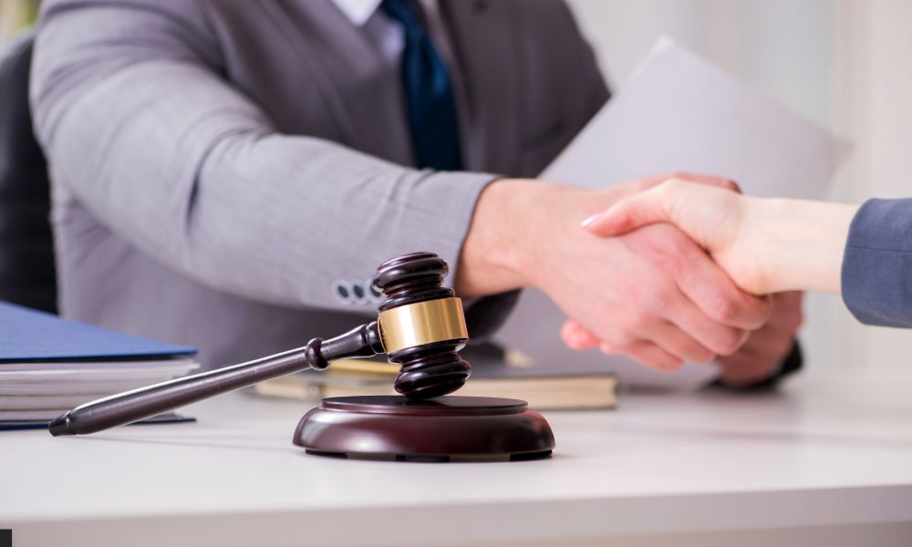 Cómo lidiar con problemas legales en un país extranjero si eres camionero internacional