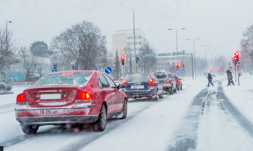 Cómo prepararse para manejar en zonas con hielo y nieve