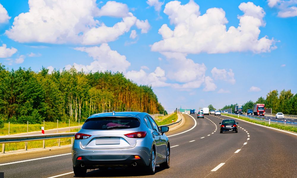 Cómo reaccionar si un vehículo pequeño intenta rebasarte de manera insegura