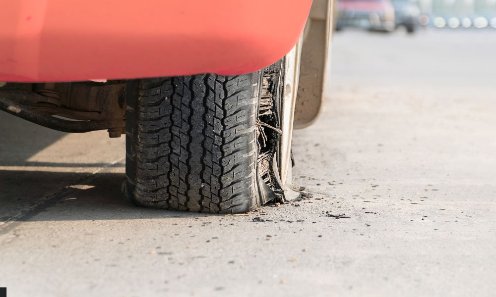 La mejor forma de reaccionar ante un reventón de llanta en carretera