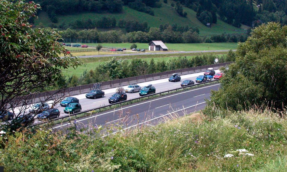 Qué hacer si un vehículo pequeño invade tu carril inesperadamente