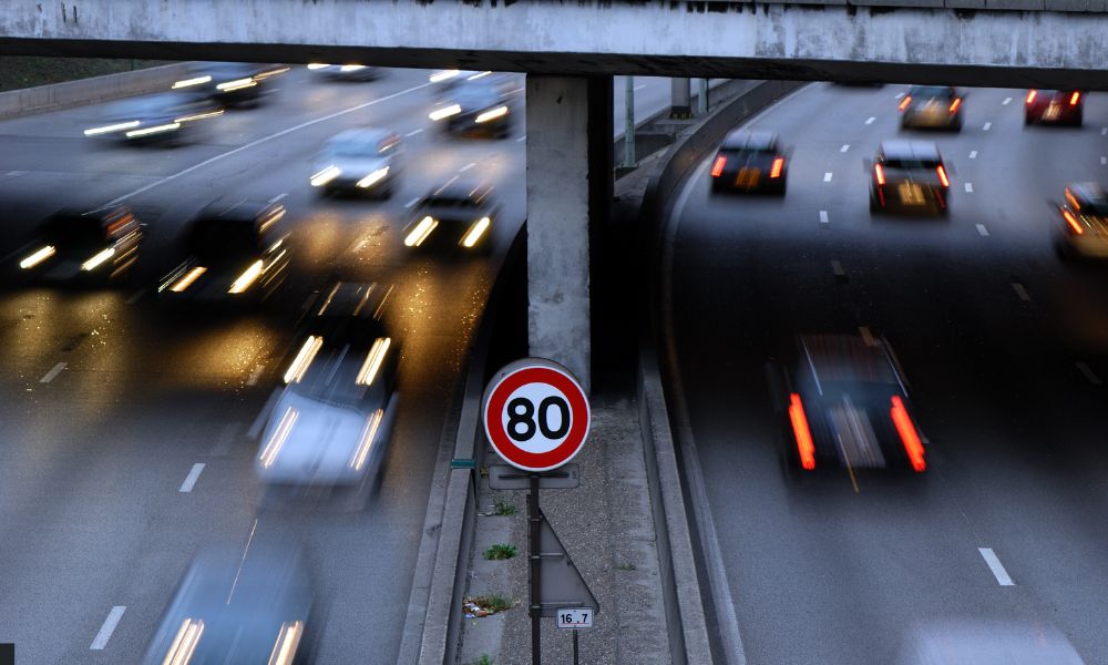 Se debe limitar la velocidad