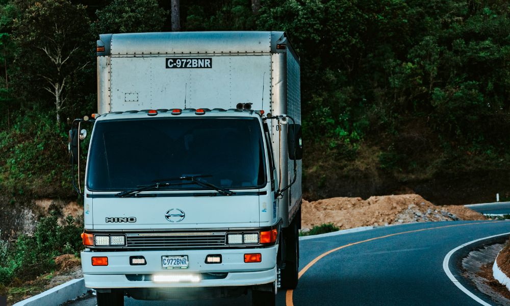Técnicas para manejar en carreteras de montaña sin poner en riesgo el camión
