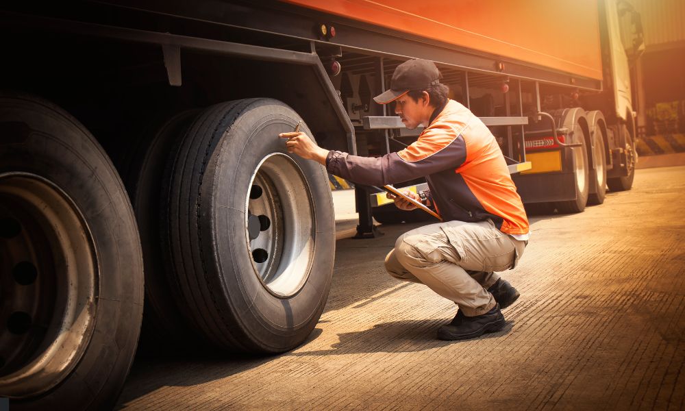 Cuándo y cómo hacer revisiones básicas de mantenimiento en el camión