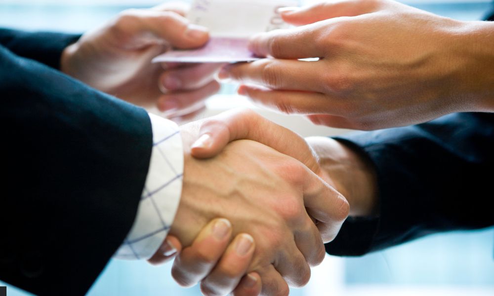 Cómo actuar si un policía intenta sobornarte en carretera