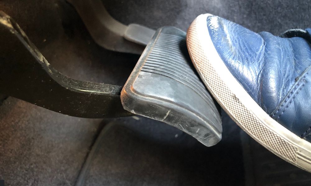 frenar correctamente en carreteras