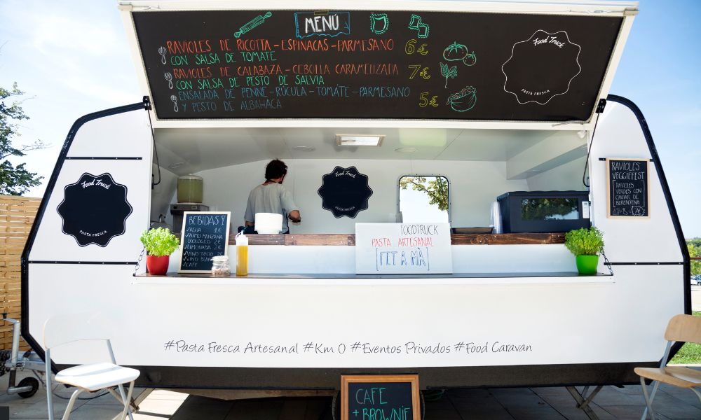 improvisar una cocina portátil dentro del camión