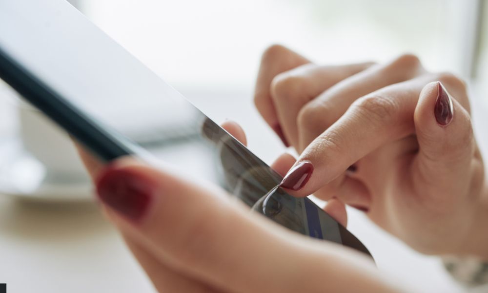 usar aplicaciones móviles para encontrar las mejores estaciones de servicio