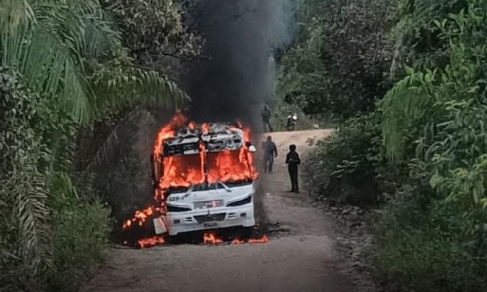 #Tolima | Encapuchados incendiaron un vehículo de Velotax en la vía Rovira - Roncesvalles. Los delincuentes bajaron los pasajeros y le prendieron fuego al vehículo que quedó en pérdida total.
