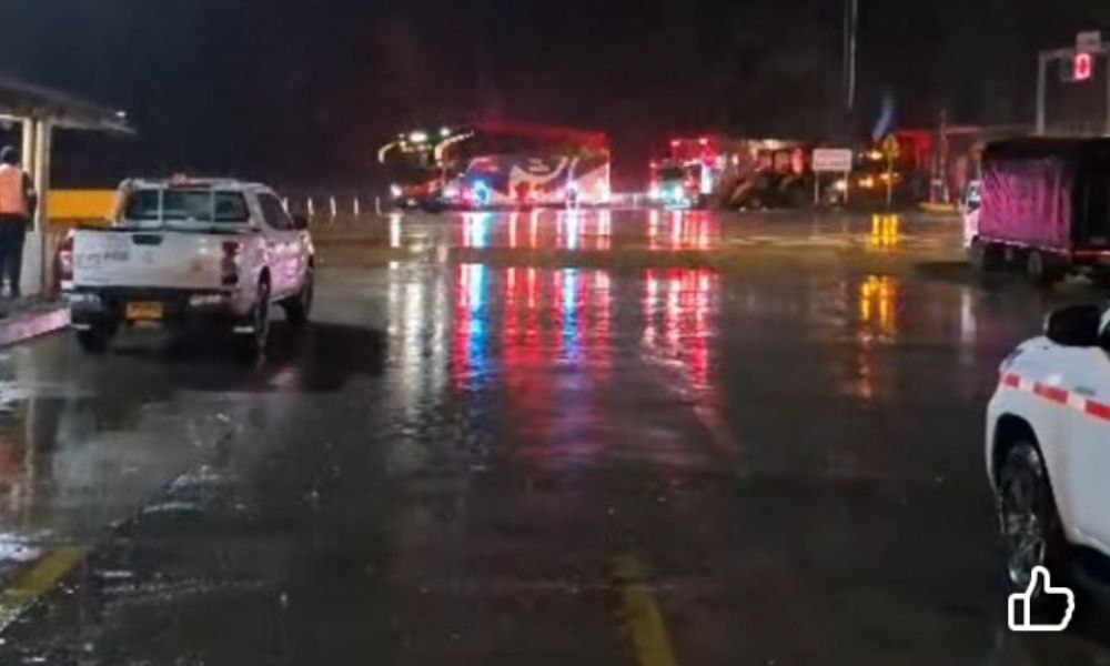 🚨A esta hora hora con apoyo de la policía dieron movilidad desde el Peaje Tolima hacia Cajamarca en el sentido contraria bajando🚨