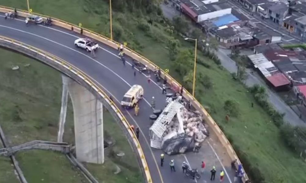 Hoy se presento volcamiento vía Alto de La Línea - Calarcá, en el puente Helicoidal llegando a calarcá de la línea El conductor está bien. Ya fue remitido al hospital.🚨
