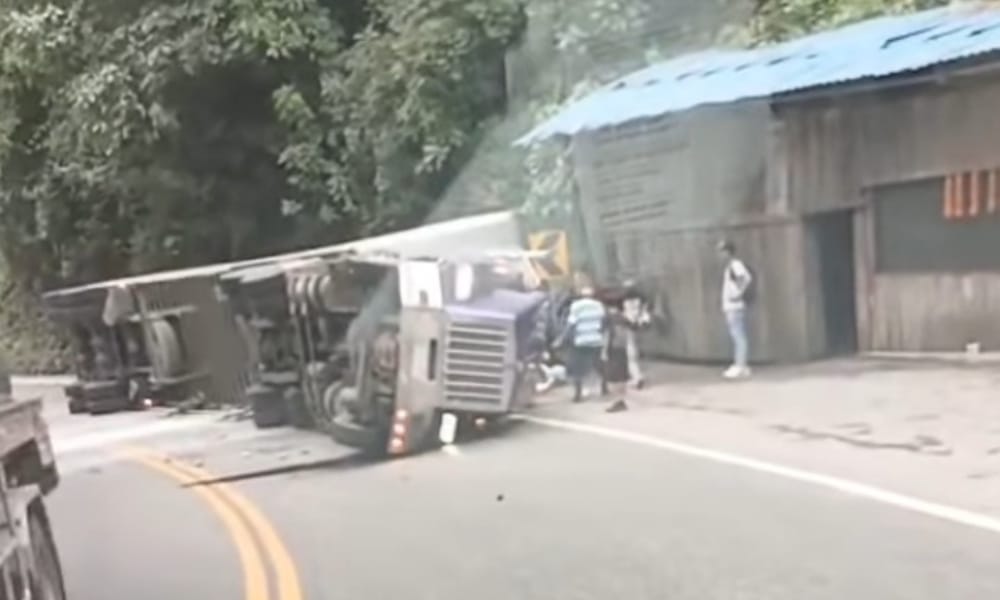 Volcamiento en la vía Cajamarca-Ibagué: Conductor ileso tras el incidente en Ortega