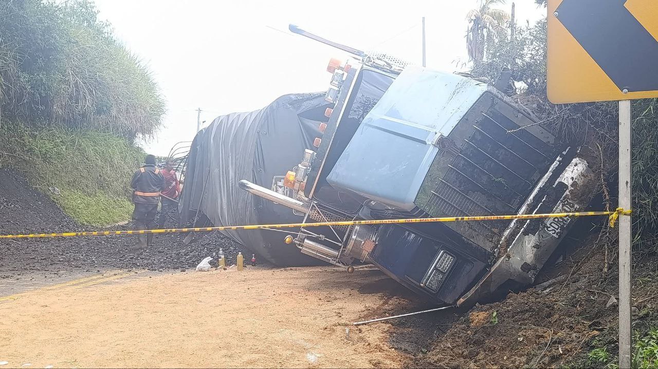 🚨🚨 ayer 8 de marzo se presento accidente de tractocamion en la curva de Balboa Vía Calarcá -La Tebaida, tener precaución y tomar vías alternas ya que va para largo 🚨🚨