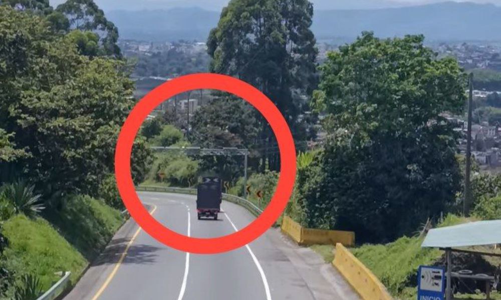 próximamente está activa la cámara de fotomultas sentido Cajamarca - Calarcá, antes del viaducto El Helicoidal llegando a calarcá 🚨