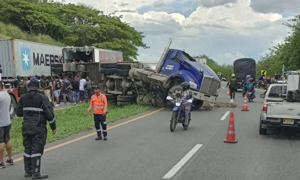 Hoy se registró volcamiento de tractomula en la vía Zarzal - Tuluá. Causas cierres en la via Conductor estable a esta hora ya hay paso controlado