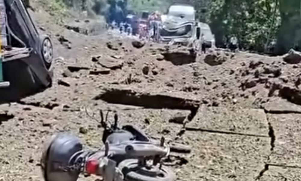 🚨3XPLOSIÓN EN EL TÚNEL, CAJIBÍO 📍 Ubicación: Vía Panamericana, Sector El Túnel (Cajibío, Cauca) 📅 Fecha: Sábado, 25 de abril de 2026 ⏰ Hora del reporte: 12:45 PM ⚠️ Estado: A3entado t3rrorista consumado / Emergencia médica en curso 3xplosión masiva destruye tramo de la Panamericana y deja múltiples víctimas Lo que inició como un retén ilegal ha culminado en la activación de una carga 3xplosiva de alto poder sobre la vía. El impacto ha afectado directamente a los vehículos que se encontraban detenidos o intentando cruzar la zona. Detalles de la emergencia: Víctimas Civiles: Se reportan varios heridos de gravedad. Personas que se movilizaban en vehículos particulares y de transporte público han sido alcanzadas por la onda 3xpansiva y las esquirlas. Daños a Vehículos: Múltiples automotores presentan destrucción total o parcial. Hay escenas de caos con personas atrapadas entre los restos de los vehículos.