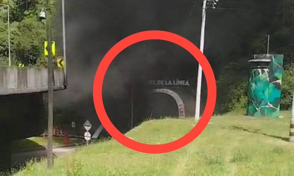 🚨Se encuentra cerrada la movilidad en el túnel de La Línea con incendio vehicular dentro del túnel, sentido Calarcá - Cajamarca.🚨