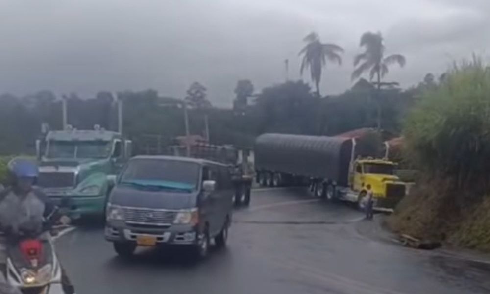 MOVILIDAD QUINDÍO A esta hora se presenta fuerte congestión vehicular vía La Tebaida - Calarcá, por reguero de Acpm subiendo a La Ye.