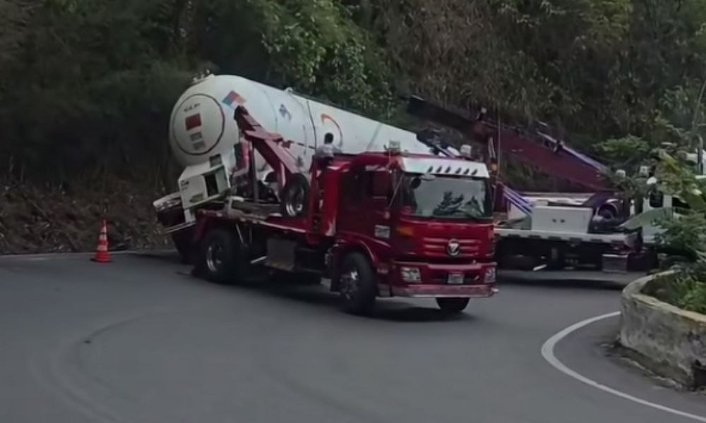 MOVILIDAD TOLIMA Estado Actual de la Movilidad A esta hora se encuentra cerrada la movilidad en el sentido Ibagué - Cajamarca, y viceversa, debido al levantamiento de una cisterna en el sector restaurante del Tamal. Consecuencias del Cierre Retenciones en el tránsito. Inconvenientes para los viajeros frecuentes entre Ibagué y Cajamarca. Aumento de la congestión vehicular en vías alternas. Recomendaciones para los Conductores Planificar rutas alternativas. Verificar el estado del tráfico antes de salir. Mantener la calma y ser paciente ante la situación. Información Adicional Se recomienda a los conductores estar atentos a los informes de tránsito y a los comunicados de la autoridad de transporte local para más detalles sobre la reapertura de la vía. Recuerda compartir tu experiencia y comentarios en nuestras redes sociales para mantenernos informados sobre la situación de la movilidad.